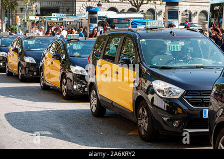 Barcelone Espagne, Catalonia Plaza Placa de Catalunya, taxi station, ES190823161 Banque D'Images