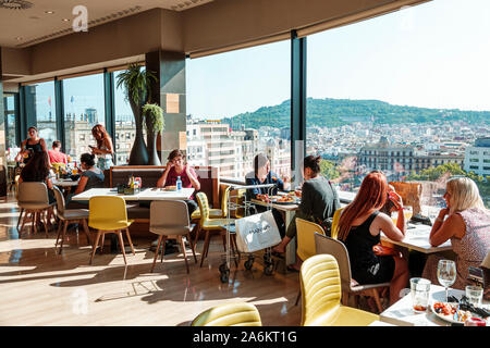 Barcelone Espagne,Catalonia Plaza Placa de Catalunya,El Corte Ingles,chaîne de grands magasins,Rooftop,la Placa gastro Mercat,restaurant,tables,panoramique Banque D'Images