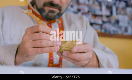 Potter faisant figure d'argile pour jeu de société Banque D'Images
