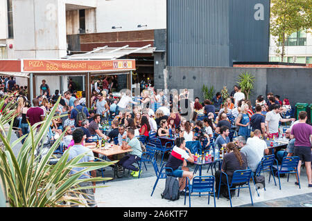 Barcelone Espagne, Catalogne Poblenou, Avinguda Diagonal, Wapa Tapas Restaurante, restaurant, bar, extérieur, happy hour, jeunes adultes, socialisation, boire, homme, w Banque D'Images