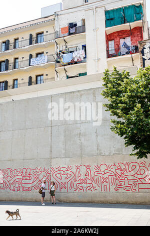 Barcelone Espagne,Catalogne Ciutat Vella,El Raval,plaça de Salvador Segui,Keith Haring,murale,réplique,sensibilisation au SIDA,1989,art public,homme,femme,couple,chien Banque D'Images