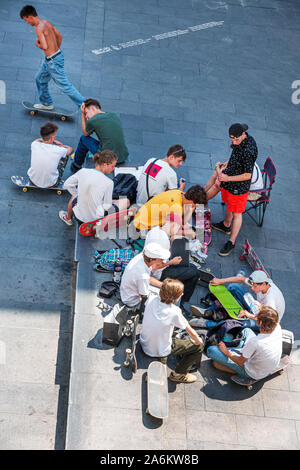 Barcelone Espagne,Catalogne Ciutat Vella,El Raval,Plaza Placa dels Angels,Musée d'art contemporain MACBA,garçon,adolescent,jeune adulte,skateboard,patineurs,urbain Banque D'Images