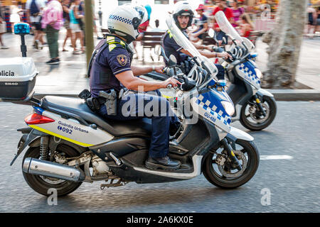 Barcelone Espagne,Catalogne Catalunya,Ciutat Vella,Barri Gotic,la Rambla,rue piétonne bordée d'arbres,Guardia Urbana,police municipale,moto m Banque D'Images