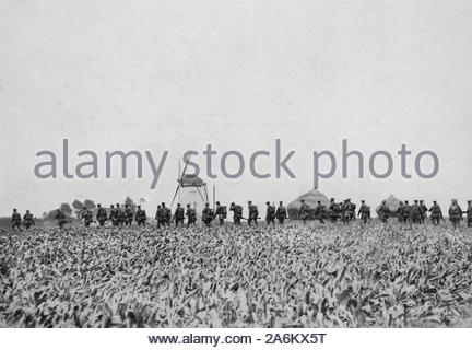 WW1 soldats britanniques avancer le long de la frontière belge, Franco vintage photographie de 1914 Banque D'Images