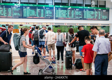 Barcelone Espagne,Catalonia Barcelona-Sants Renfe gare,intérieur,passagers de banlieue,guichet Rodalies guichet,homme,femme,bébé,strol Banque D'Images