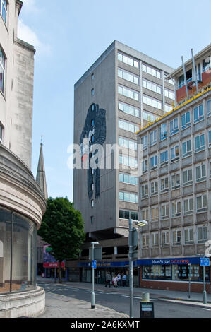 Graffiti à grande échelle sur le côté de l'immeuble de bureaux sur Quay Street, Bristol, Angleterre Banque D'Images