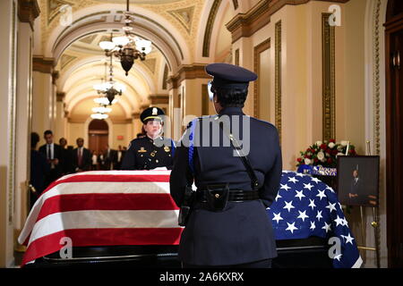 Octobre 24, 2019, Washington, District of Columbia, États-Unis : le cercueil portant le reste de représentant des États-Unis Elijah Cummings (démocrate du Maryland) est considéré à l'Capitole à Washington, DC Le 24 octobre 2019. - Cummings est décédé le 17 octobre 2019. .Crédit : Mandel Ngan / Piscine via CNP/AdMedia (crédit Image : © Mandel Ngan/AdMedia via Zuma sur le fil) Banque D'Images