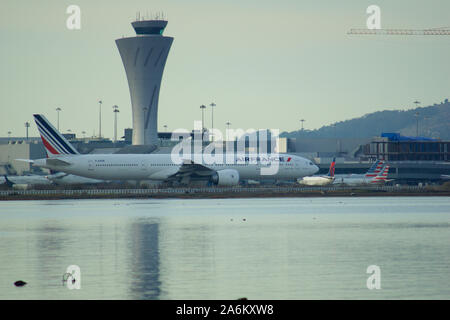 SAN FRANCISCO, California, UNITED STATES - SEP 27th, 2018 : Airport tour de contrôle du trafic aérien à l'Aéroport International de San Francisco SFO avec de l'air Banque D'Images