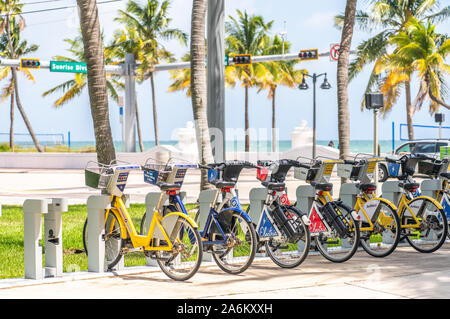 FORT LAUDERDALE, Florida, USA - 20 septembre 2019 : des vélos à louer à des kiosques publics à Fort Lauderdale, en Floride. Banque D'Images