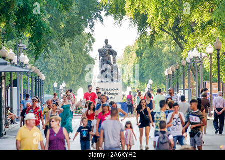 Tarragona Espagne hispanique Catalogne Rambla Nova, piétons promenade, parc bordé d'arbres, Monument als herois de 1811, héros monument, piéton Banque D'Images