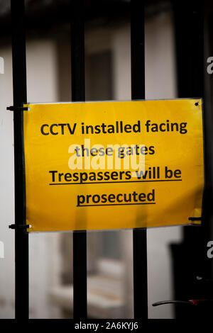 Installation de vidéosurveillance face à ces portes les intrus seront poursuivis warning sign on gate Banque D'Images