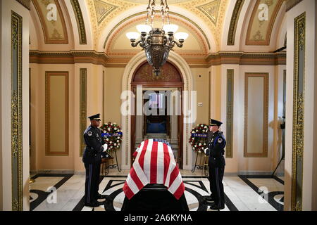 Octobre 24, 2019, Washington, District of Columbia, États-Unis : le cercueil portant le reste de représentant des États-Unis Elijah Cummings (démocrate du Maryland) est considéré à l'Capitole à Washington, DC Le 24 octobre 2019. - Cummings est décédé le 17 octobre 2019. .Crédit : Mandel Ngan / Piscine via CNP/AdMedia (crédit Image : © Mandel Ngan/AdMedia via Zuma sur le fil) Banque D'Images