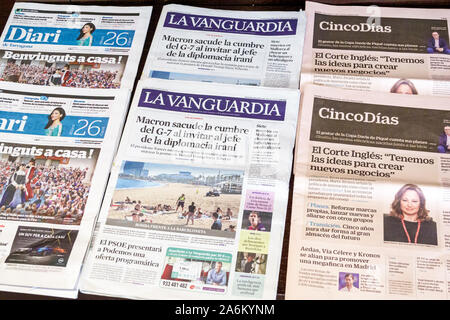 Tarragona Espagne, hispanique latin Latino, Catalogne Catalunya, AC Hotel Tarragona par Marriott, hall, journaux invités, la Vanguardia, titres, langue, espagnol Banque D'Images