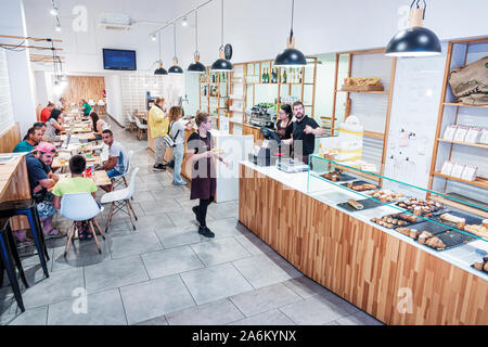 Tarragone Espagne Hispanic Catalonia Marti,boulangerie,café,comptoir,tables,intérieur,client,femme,homme,serveuse,service,ES190826004 Banque D'Images