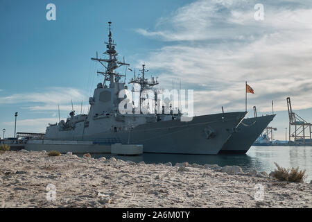 Des frégates de la marine espagnole Almirante Juán de Borbón et Reina Sofía. Port de Málaga, Espagne. Banque D'Images