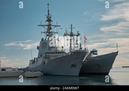 Des frégates de la marine espagnole Almirante Juán de Borbón et Reina Sofía. Port de Málaga, Espagne. Banque D'Images