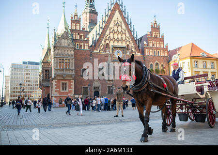 Wroclaw, Pologne - 25 octobre 2019 : la calèche dans les rues de la vieille place du marché de Wroclaw, Pologne. Banque D'Images