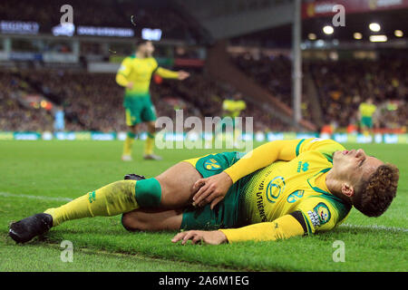 Norwich, Royaume-Uni. 27 Oct, 2019. Max Aarons de Norwich City se pose sur le terrain dans la douleur après avoir été souillée par Ashley Young de Manchester United. Premier match de championnat, Norwich City v Manchester Utd à Carrow Road Stadium à Norwich le dimanche 27 octobre 2019. Cette image ne peut être utilisé qu'à des fins rédactionnelles. Usage éditorial uniquement, licence requise pour un usage commercial. Aucune utilisation de pari, de jeux ou d'un seul club/ligue/dvd publications. pic par Steffan Bowen/Andrew Orchard la photographie de sport/Alamy live news Crédit : Andrew Orchard la photographie de sport/Alamy Live News Banque D'Images