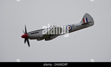 Supermarine Spitfire Mk XVIII (G-BUOS) se produiront au Flying Legends Airshow à l'IWM Duxford le 14 juillet 2019 Banque D'Images