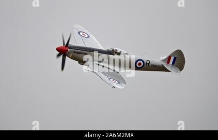 Supermarine Spitfire Mk XVIII (G-BUOS) se produiront au Flying Legends Airshow à l'IWM Duxford le 14 juillet 2019 Banque D'Images