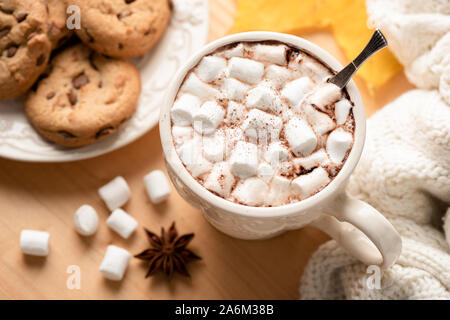 Tasse de chocolat chaud avec des guimauves et cookies aux pépites de chocolat sur la table en bois, vue du dessus Banque D'Images