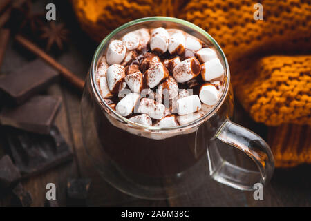 Tasse de chocolat chaud avec des guimauves et du sirop de chocolat. Vue rapprochée. Mug en verre à double fond avec Boissons Chocolat chaud Banque D'Images