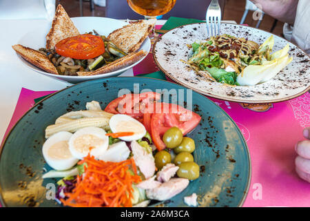 Valencia Espagne hispanique, Ciutat Vella, vieille ville, centre historique, Plaza Placa de la Reina, place principale, Restaurante Bertal, restaurant, café, assiettes alimentaires, sala Banque D'Images