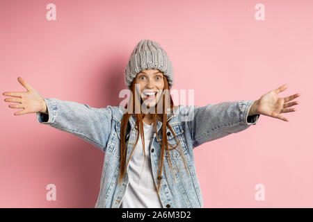 Bienvenue. Tourné à l'intérieur de joie heureux jeune dame de gingembre, stretching hug donnant les deux mains, un large sourire de bonheur, portant veste en jean et Banque D'Images