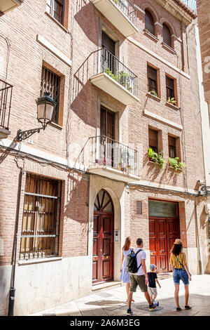 Valencia Espagne,Hispanic Latino,Ciutat Vella,vieille ville,centre historique,Carrer de la Barcella,façade de bâtiment,piétons,familles parent pa Banque D'Images