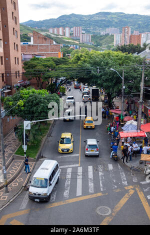 Medellín, Colombie Antioquia /28 Janvier 2019 : Les vendeurs de rue, Passerbies, motos et Taxis dans la rue commerçante près de la Santa Lucía Su Banque D'Images