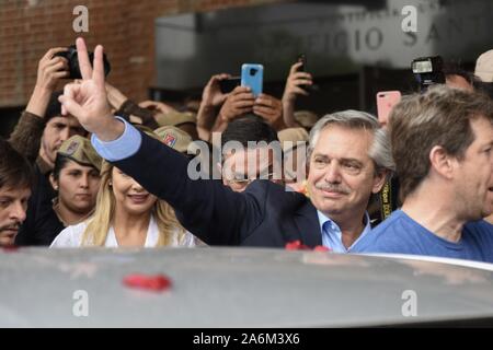 Buenos Aires, Argentine. 27 Oct, 2019. ALBERTO FERNANDEZ, candidat aux élections présidentielles pour le front de Todos partie, les vagues pendant qu'il part après avoir lancé son vote lors de l'Université catholique argentine (UCA) dans le quartier de Puerto Madero. (Crédit Image : © Julieta Fil FerrarioZUMA Banque D'Images