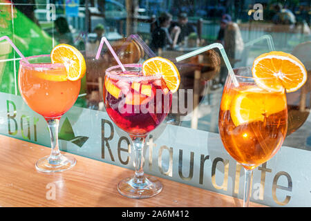 Valencia Espagne hispanique, Ciutat Vella, vieille ville, centre historique, Taverna de la Reina, restaurant, tapas, bar, fenêtre, cocktails, boissons, sangria, paille en plastique, Banque D'Images