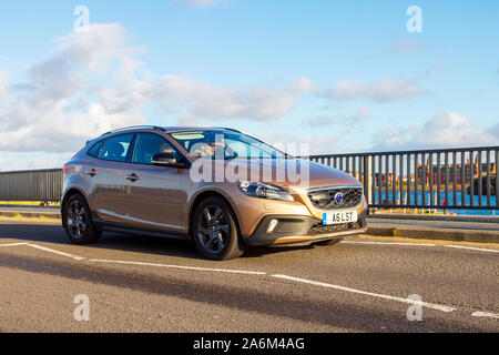 2014 Volvo V40 BRONZE Cross Country LUX NAV sur la promenade du front de mer, Southport, Merseyside, Royaume-Uni Banque D'Images