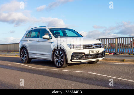 2019 blanc VW Volkswagen Tiguan R-Line Tech TDI S- sur la promenade du front de mer, Southport, Merseyside, Royaume-Uni Banque D'Images