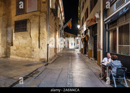 Valencia Espagne hispanique, Ciutat Vella, vieille ville, centre historique, rue calme, table de trottoir, repas en plein air, soirée de nuit, homme, femme, couple, ES190828231 Banque D'Images