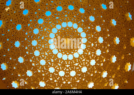 La conception du toit de la Dome, de couleur dorée avec découper des étoiles et d'autres formes géométriques. Ferait une belle arrière-plan. Muscat, Oman. Banque D'Images