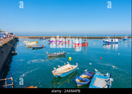 Folkstone port depuis l'État à marée haute avec des bateaux dans le port Banque D'Images