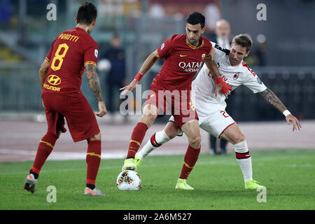 Rome, Italie. 27 Oct, 2019. Javier Pastore de l'AS Roma et Lucas Biglia de l'AC Milan au cours de la Serie une correspondance entre les Roms et l'AC Milan au Stadio Olimpico, Rome, Italie le 27 octobre 2019. Photo par Luca Pagliaricci. Usage éditorial uniquement, licence requise pour un usage commercial. Aucune utilisation de pari, de jeux ou d'un seul club/ligue/dvd publications. Credit : UK Sports Photos Ltd/Alamy Live News Banque D'Images