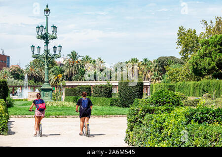 Valencia Espagne hispanique,Trinitat,Jardines del Real,Jardins del Reial,Viveros Royal Garden,parc public urbain,jardin,paysage,lampadaire,adolescent,fille,ami Banque D'Images