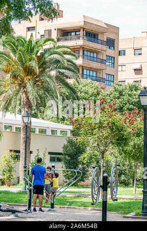 Valencia Espagne hispanique,Trinitat,Jardines del Real,Jardins del Reial,Viveros Royal Garden,parc public urbain,aire de jeux,famille,homme,garçon,enfant,père,fils Banque D'Images