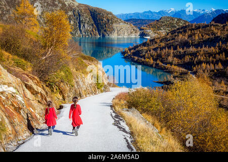 Petites filles dans un beau paysage automnal des Alpes suisses, Valais, Emosson, Suisse, Europe. Banque D'Images