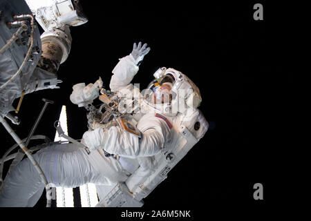 Diplômé de West Point, le médecin et l'astronaute de la NASA Andrew Morgan est représenté à l'extérieur de la Station spatiale internationale au cours de six heures et 32 minutes de sortie dans l'espace pour installer le laboratoire en orbite, l'équipage du deuxième véhicule commercial port d'amarrage, l'adaptateur d'accueil internationale-3 (IDA-3). CST-100 de Boeing et l'équipage du Starliner SpaceX Dragon spacecraft fera escale à la carte dans l'avenir proche lors de l'acheminement de l'astronaute de la station dans le cadre du programme de l'équipe commerciale de la NASA. Banque D'Images