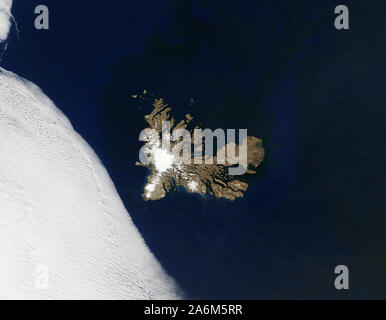 Les Îles Kerguelen à partir de l'espace (Îles Kerguelen, Archipel des îles Kerguelen), également connu sous le nom de désolation îles (îles de la Désolation), groupe d'îles dans l'Antarctique qui constituent l'une des deux parties de l'exposé du plateau de Kerguelen, une grande province ignée surtout submergé par le sud de l'Océan Indien. Banque D'Images