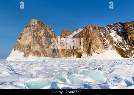 Vue de la côte de l'île Olkhon et congelé en hiver le lac Baïkal Banque D'Images