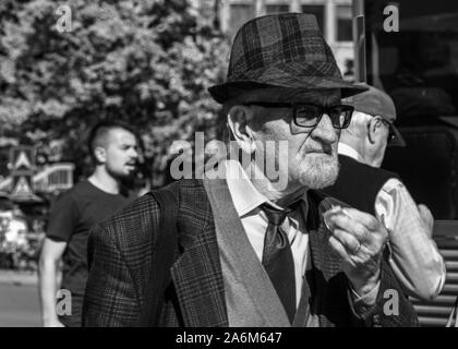 Kosovo, Pristina bazar. Le vendeur sur le maket Banque D'Images