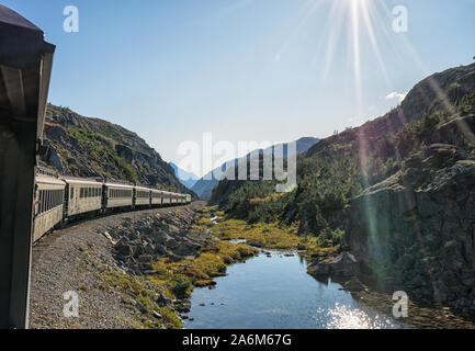 Whitepass dans un train en direction de l'Alaska en coupe Banque D'Images