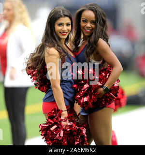 Houston, Texas, USA. 27 Oct, 2019. Deux cheerleaders Houston Texans avant le match de saison régulière de la NFL entre les Houston Texans et l'Oakland Raiders à NRG Stadium à Houston, TX, le 27 octobre 2019. Crédit : Erik Williams/ZUMA/Alamy Fil Live News Banque D'Images