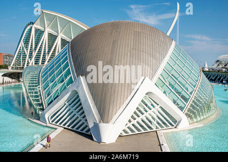 Valencia Espagne,las Artes y las Ciencias,Cité des Arts et des Sciences,Santiago Calatrava,architecture,l'Hemisferic planétarium laserium,extérieur,piscine d'eau, Banque D'Images