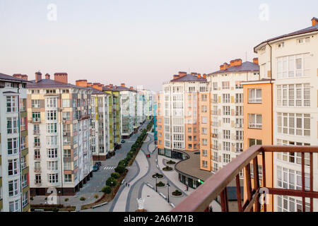 Ivano-Frankivsk, Ukraine, 26 août 2019 : de nouvelles zones résidentielles d'Ivano-Frankivsk avec des bâtiments à plusieurs étages et des rues. Banque D'Images