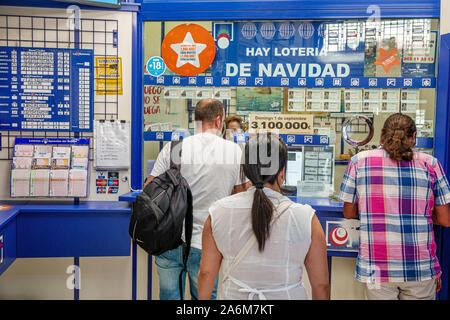 Valencia Espagne,Estacio del Nord,Renfe gare ferroviaire,intérieur,loteries fenêtre de vendeur,jeu,homme,femme,achat de billets,hispanique,ES1908310 Banque D'Images